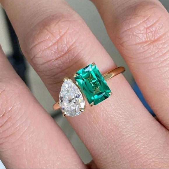 Cubic Zirconia Gemstone Ring - Picture 4 of 5